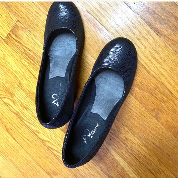 Aerosoles A2 black platform shoes.
Size 7. - Picture 4 of 5